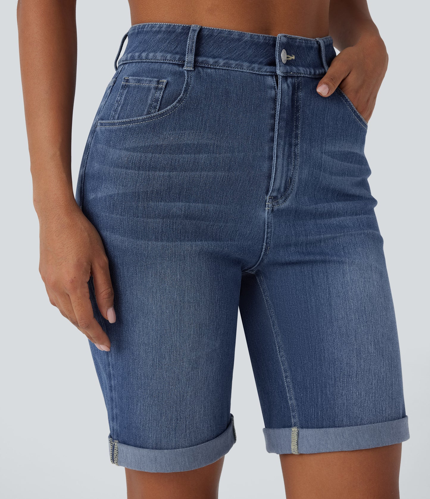Lässige Bermuda-Shorts aus gewaschenem Denim mit hoch taillierten Taschen und gerolltem Saum