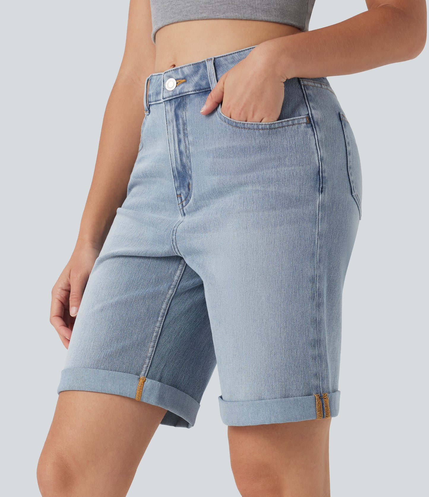 Lässige Bermuda-Shorts aus gewaschenem Denim mit hoch taillierten Taschen und gerolltem Saum