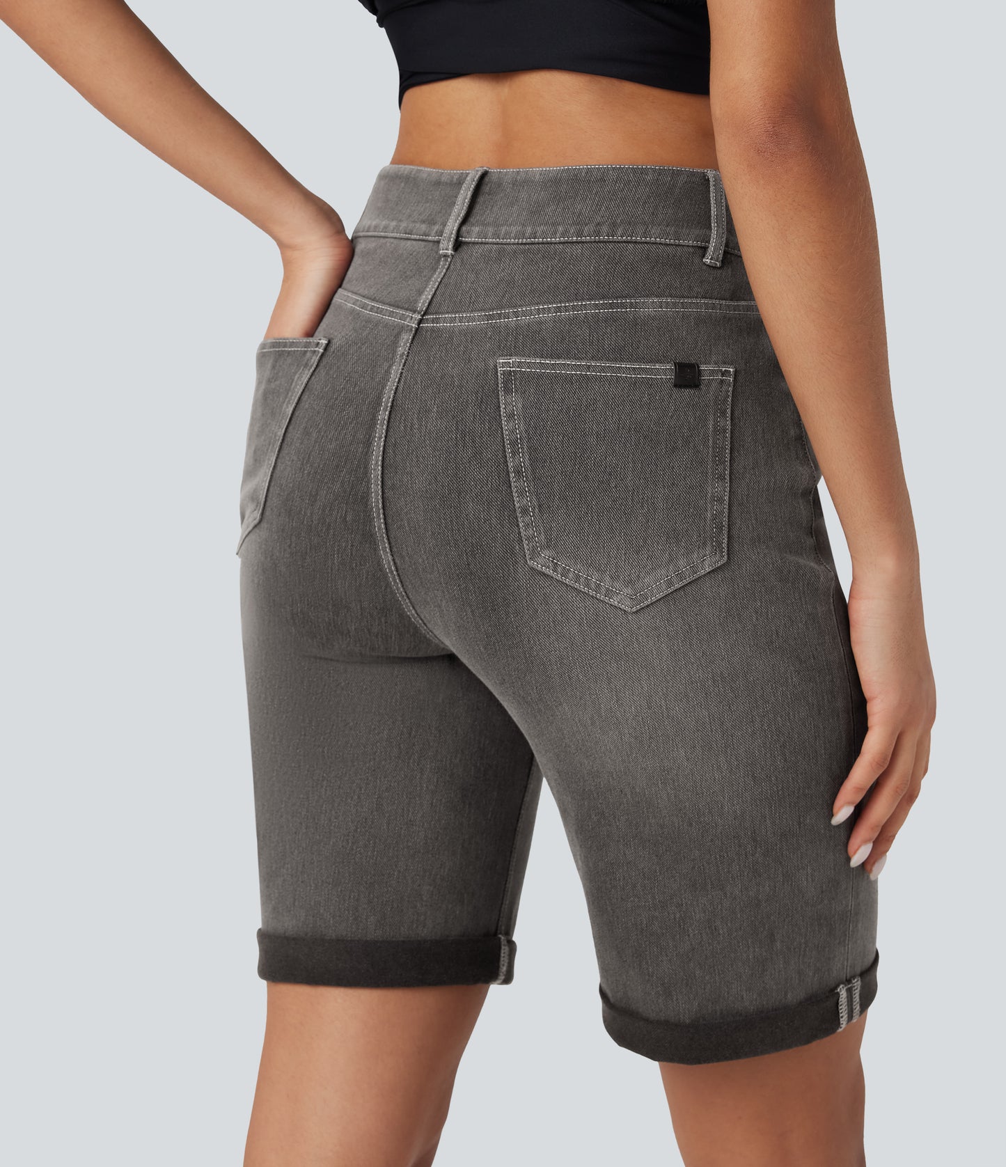 Lässige Bermuda-Shorts aus gewaschenem Denim mit hoch taillierten Taschen und gerolltem Saum