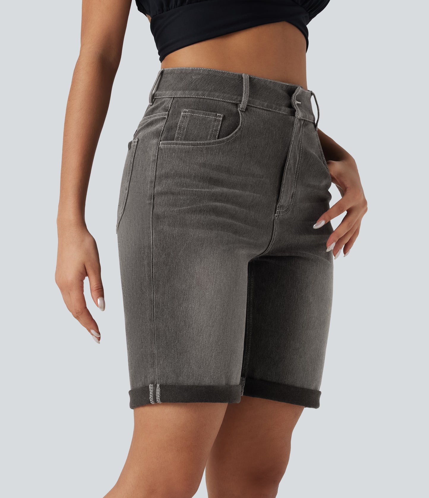 Lässige Bermuda-Shorts aus gewaschenem Denim mit hoch taillierten Taschen und gerolltem Saum