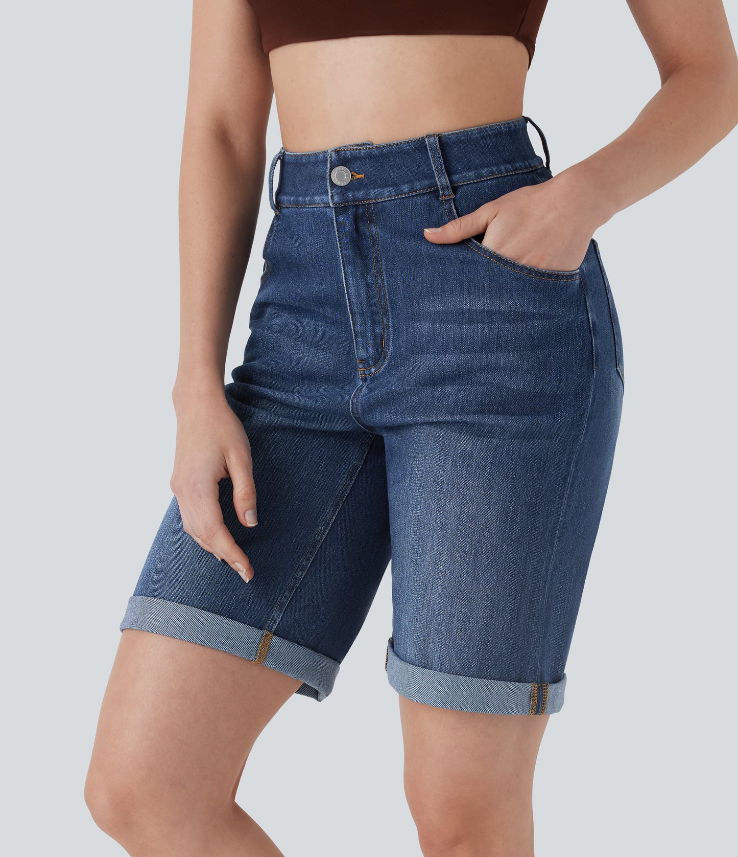 Lässige Bermuda-Shorts aus gewaschenem Denim mit hoch taillierten Taschen und gerolltem Saum
