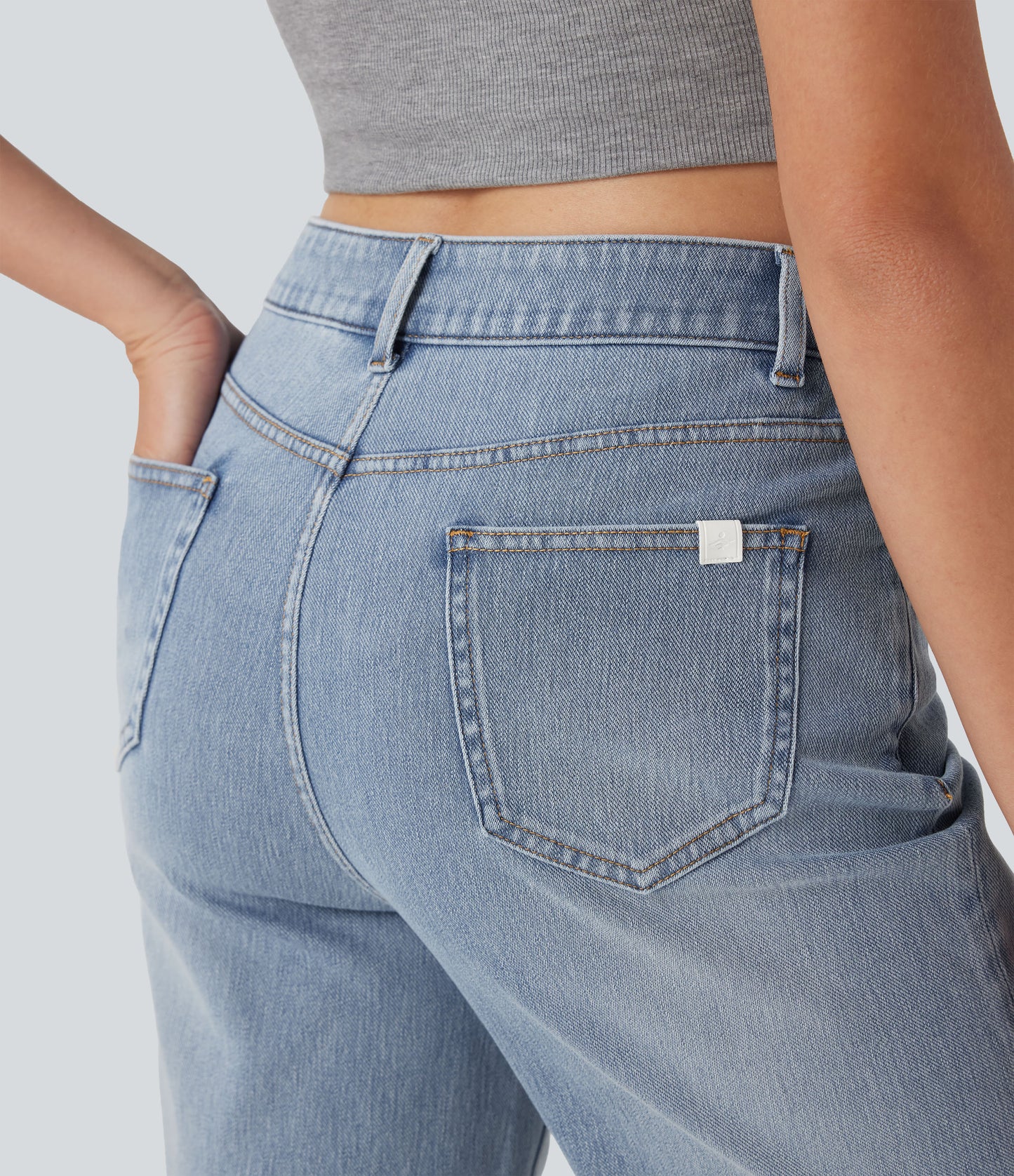 Lässige Bermuda-Shorts aus gewaschenem Denim mit hoch taillierten Taschen und gerolltem Saum