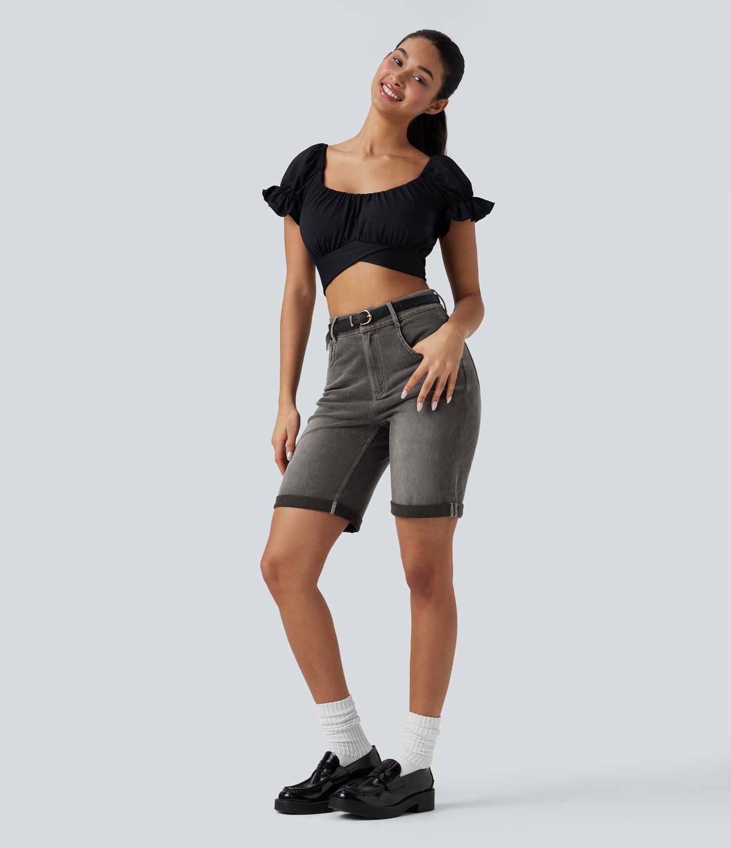 Lässige Bermuda-Shorts aus gewaschenem Denim mit hoch taillierten Taschen und gerolltem Saum