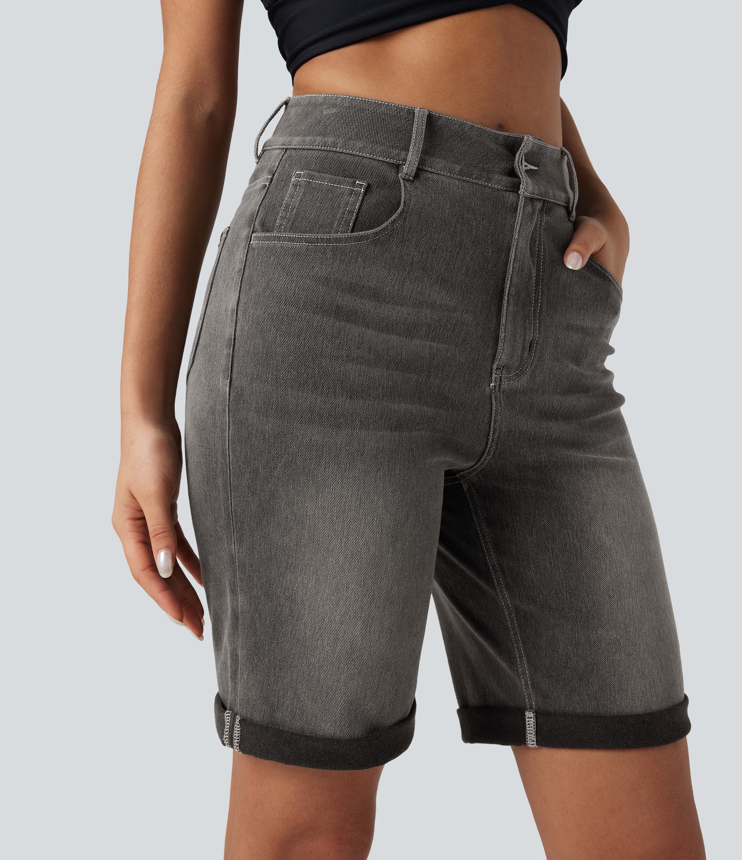 Lässige Bermuda-Shorts aus gewaschenem Denim mit hoch taillierten Taschen und gerolltem Saum