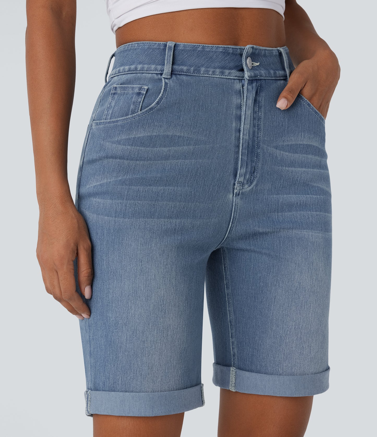 Lässige Bermuda-Shorts aus gewaschenem Denim mit hoch taillierten Taschen und gerolltem Saum