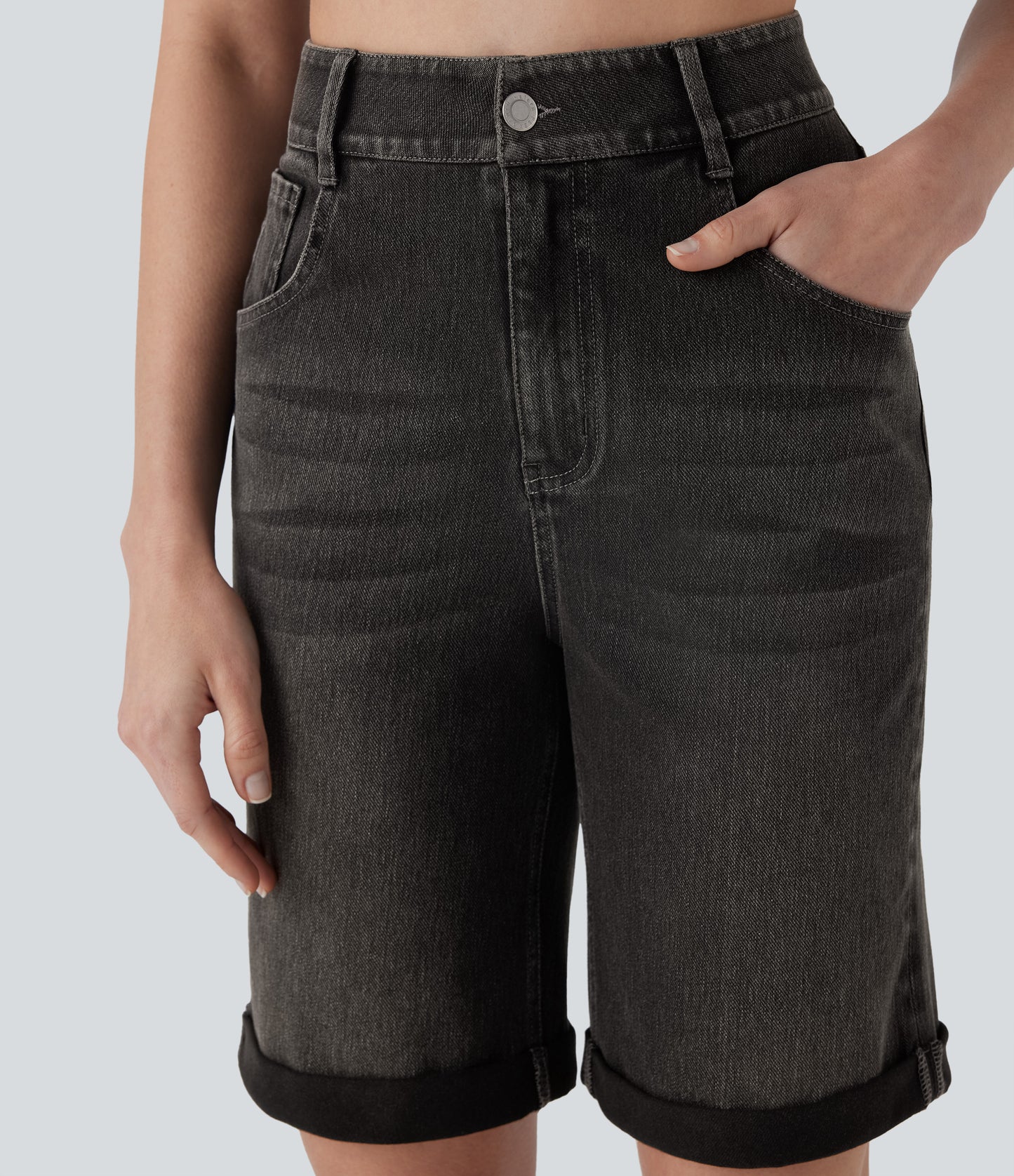 Lässige Bermuda-Shorts aus gewaschenem Denim mit hoch taillierten Taschen und gerolltem Saum