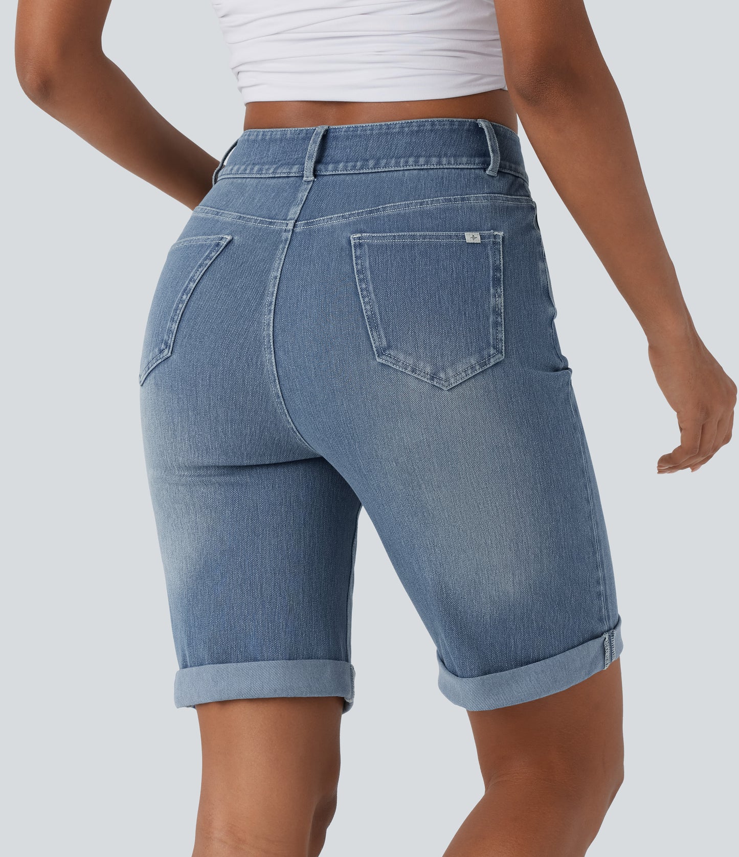 Lässige Bermuda-Shorts aus gewaschenem Denim mit hoch taillierten Taschen und gerolltem Saum