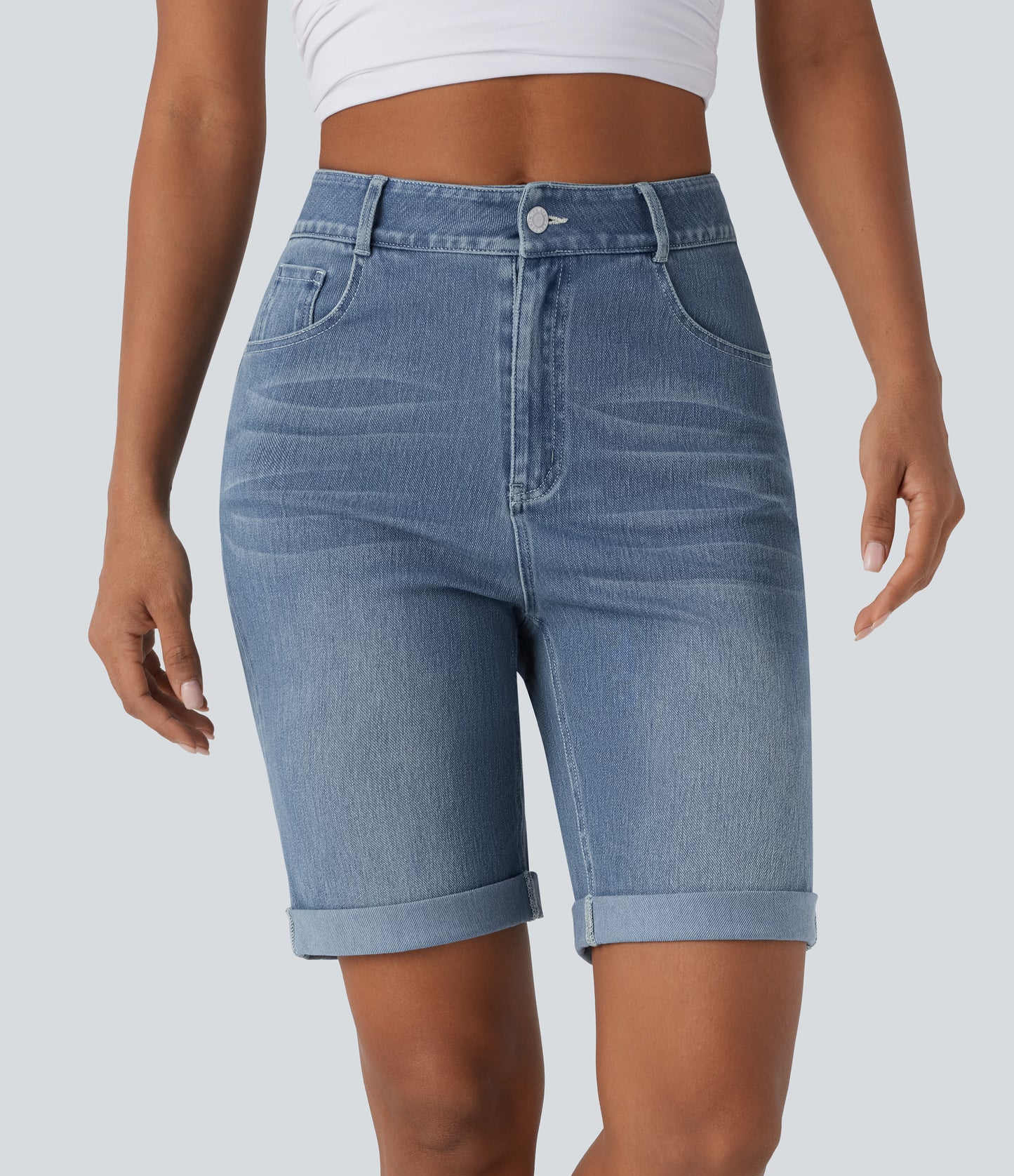 Lässige Bermuda-Shorts aus gewaschenem Denim mit hoch taillierten Taschen und gerolltem Saum