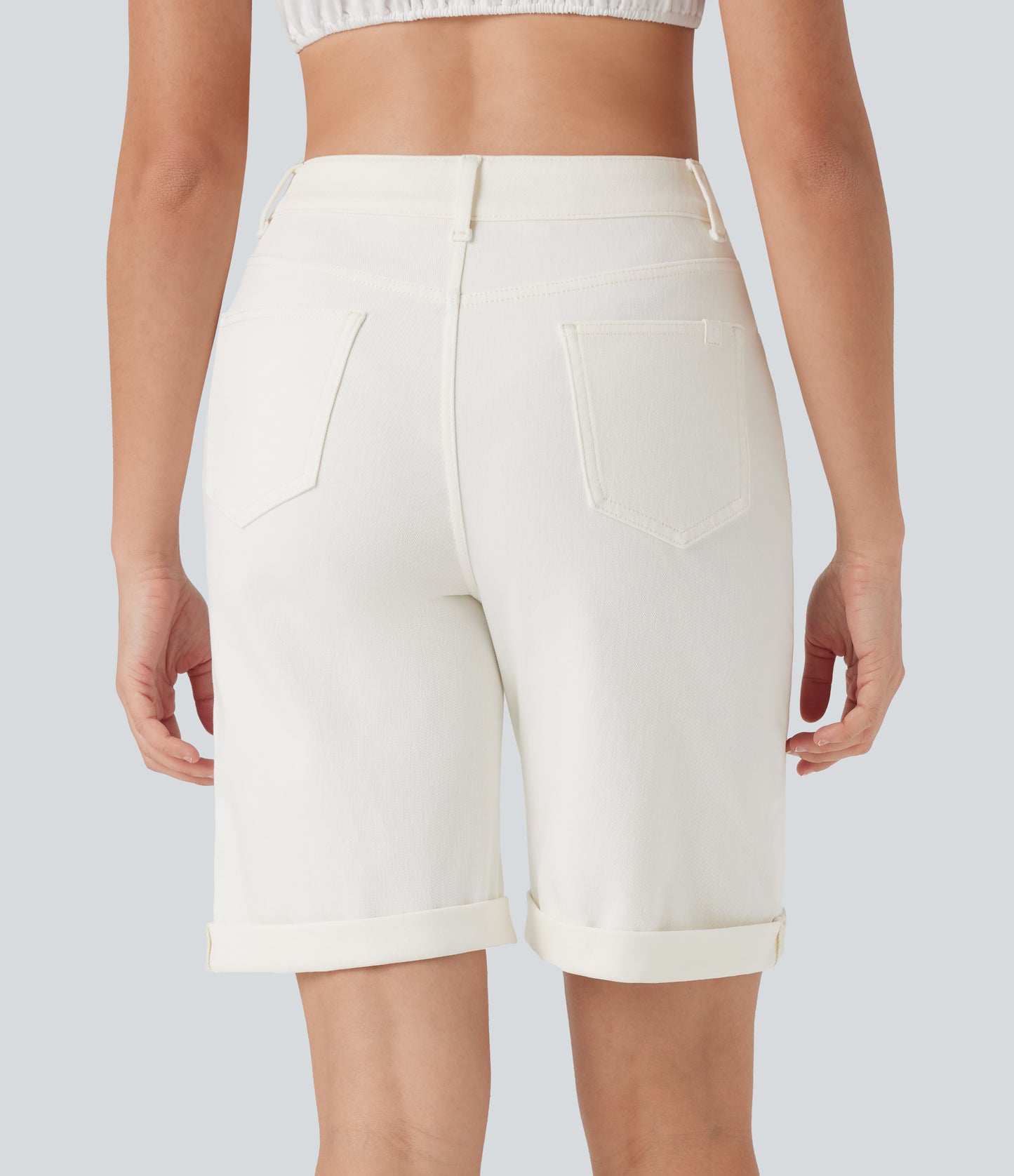 Lässige Bermuda-Shorts aus gewaschenem Denim mit hoch taillierten Taschen und gerolltem Saum