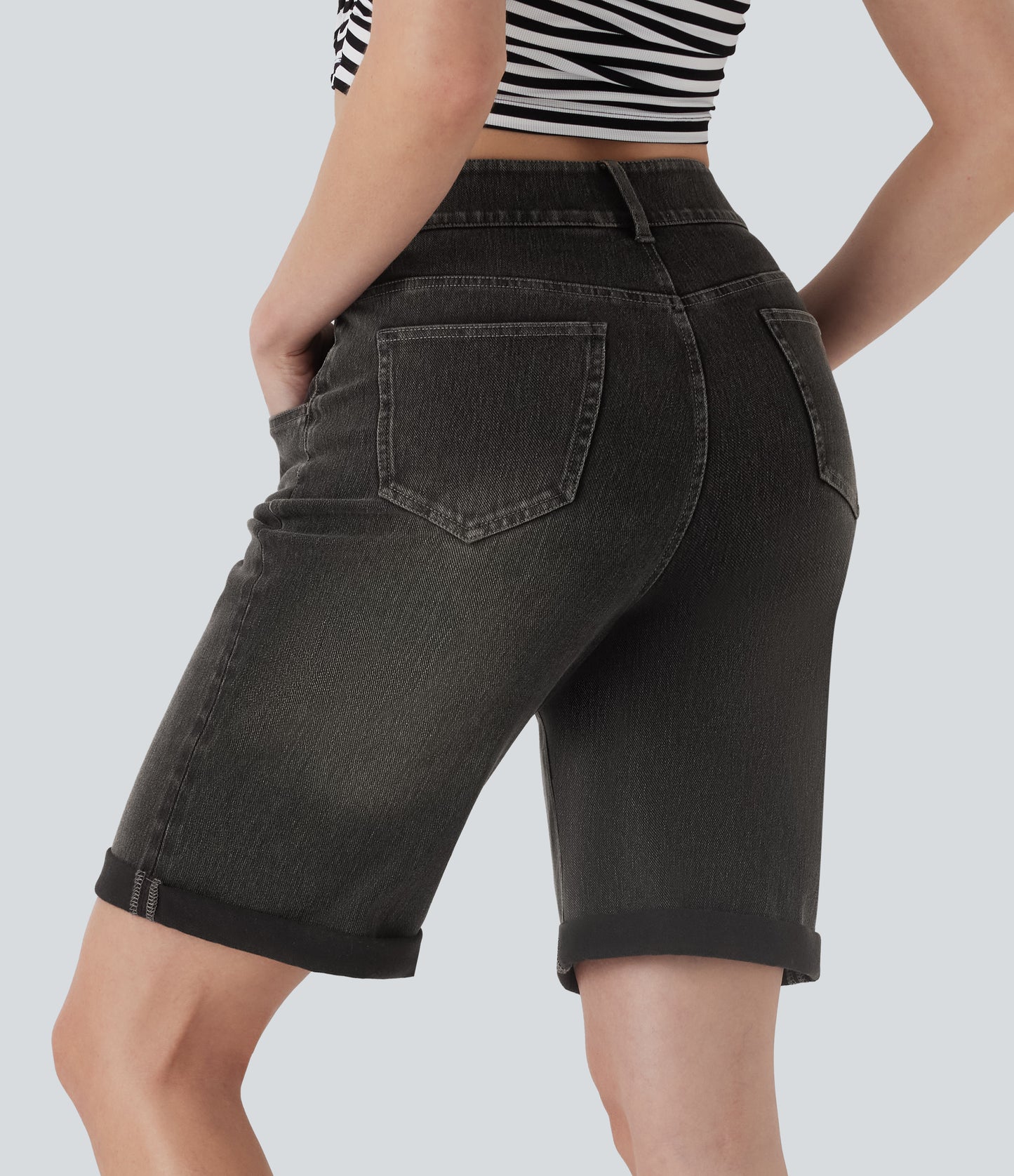 Lässige Bermuda-Shorts aus gewaschenem Denim mit hoch taillierten Taschen und gerolltem Saum