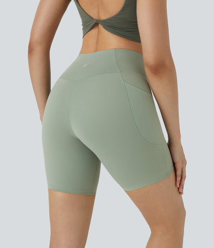 Høy midje, krysslommer i yoga-biker-shorts, 18 cm – UPF50+