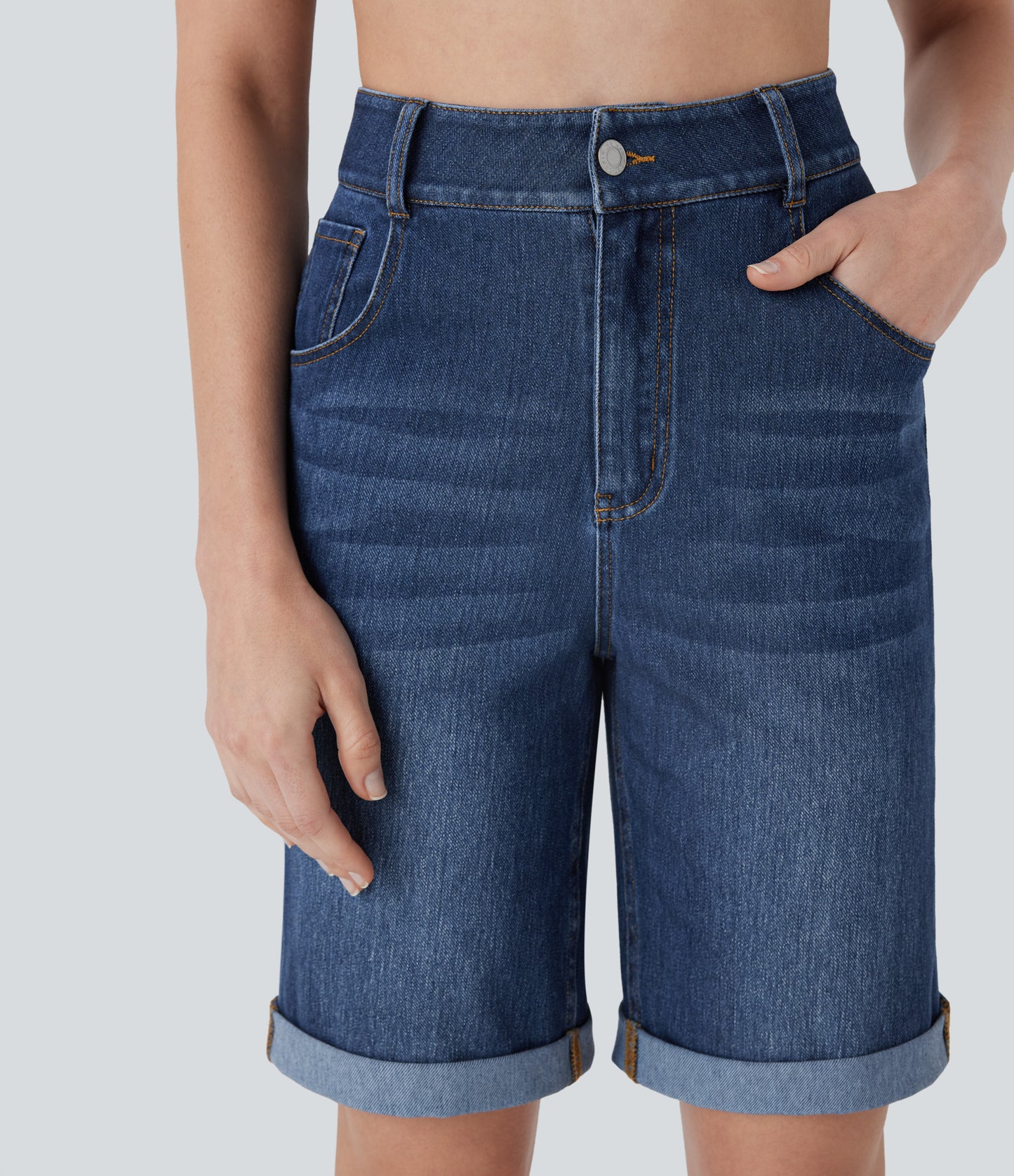 Lässige Bermuda-Shorts aus gewaschenem Denim mit hoch taillierten Taschen und gerolltem Saum