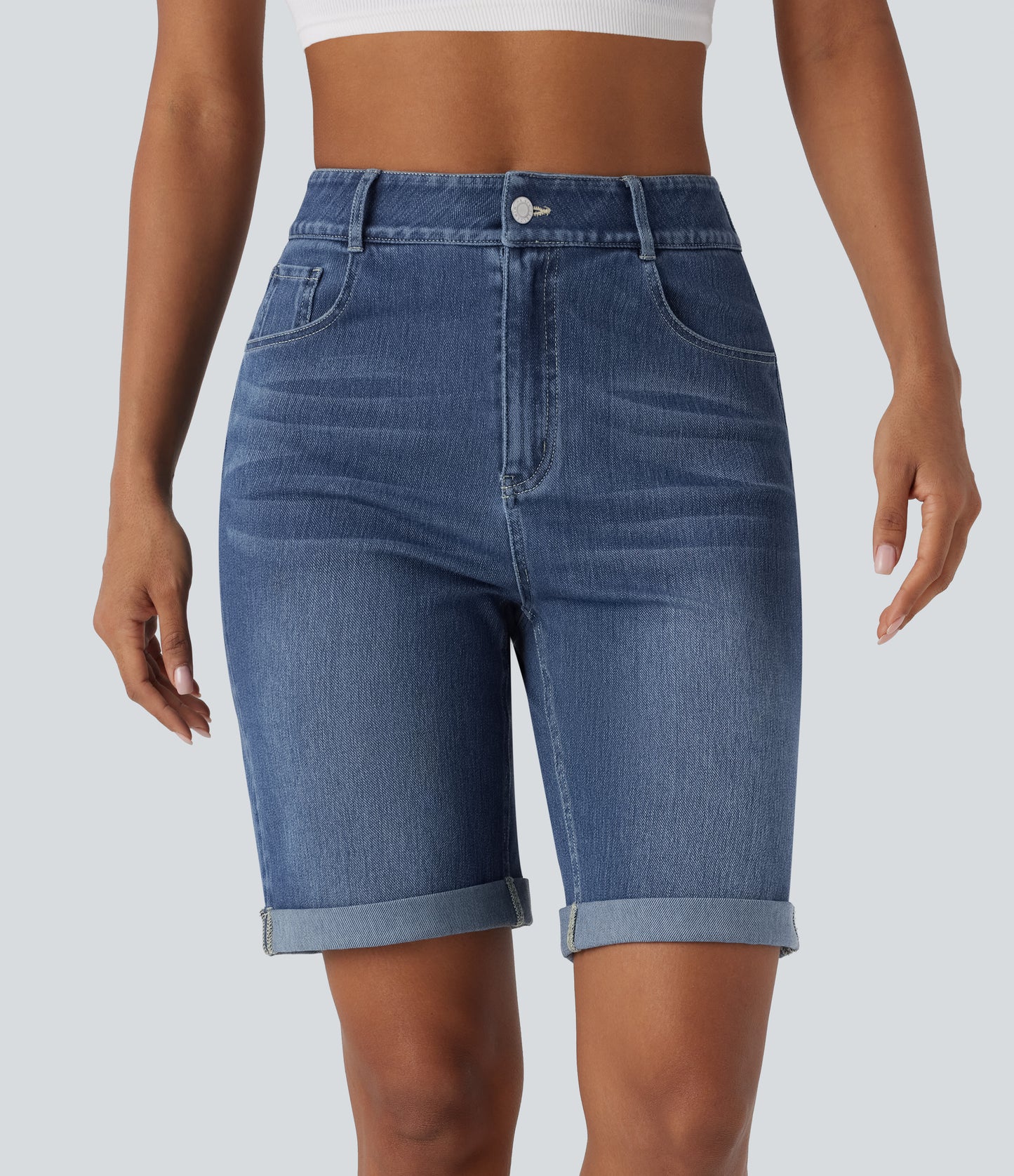 Lässige Bermuda-Shorts aus gewaschenem Denim mit hoch taillierten Taschen und gerolltem Saum