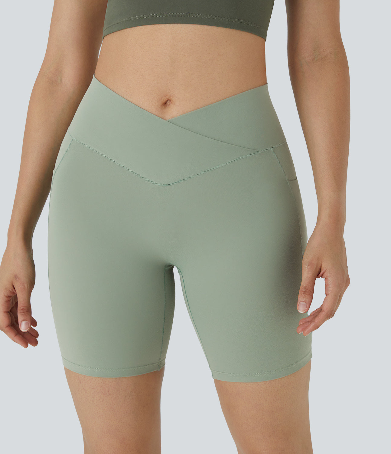 Høy midje, krysslommer i yoga-biker-shorts, 18 cm – UPF50+