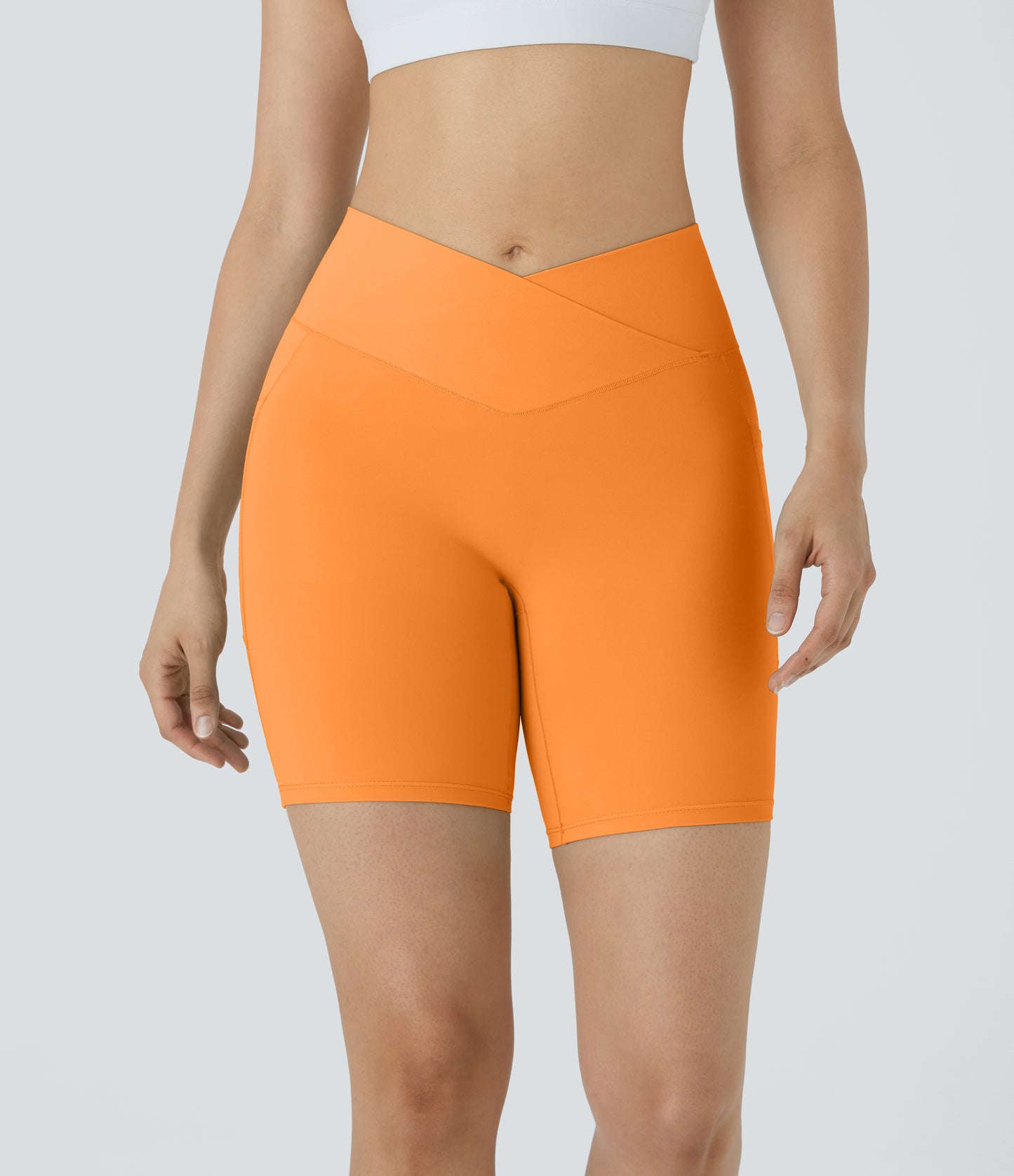 Høy midje, krysslommer i yoga-biker-shorts, 18 cm – UPF50+