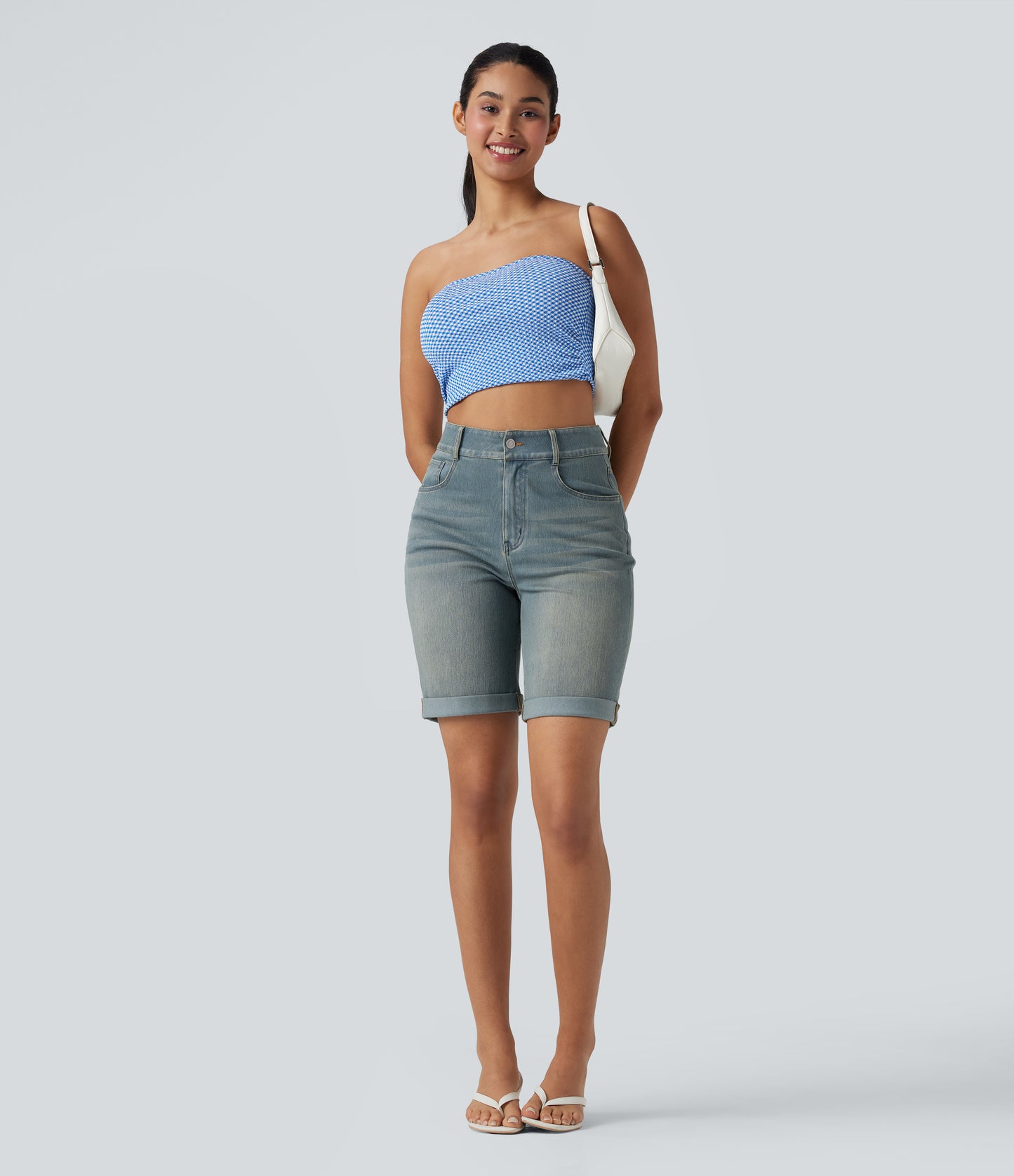 Lässige Bermuda-Shorts aus gewaschenem Denim mit hoch taillierten Taschen und gerolltem Saum