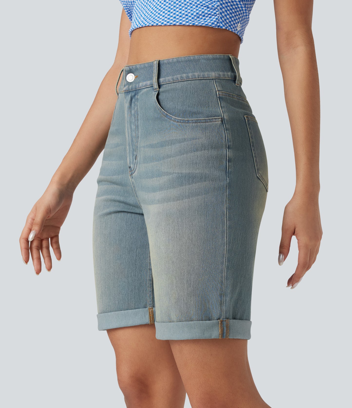 Lässige Bermuda-Shorts aus gewaschenem Denim mit hoch taillierten Taschen und gerolltem Saum