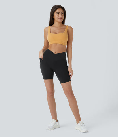Høy midje, krysslommer i yoga-biker-shorts, 18 cm – UPF50+