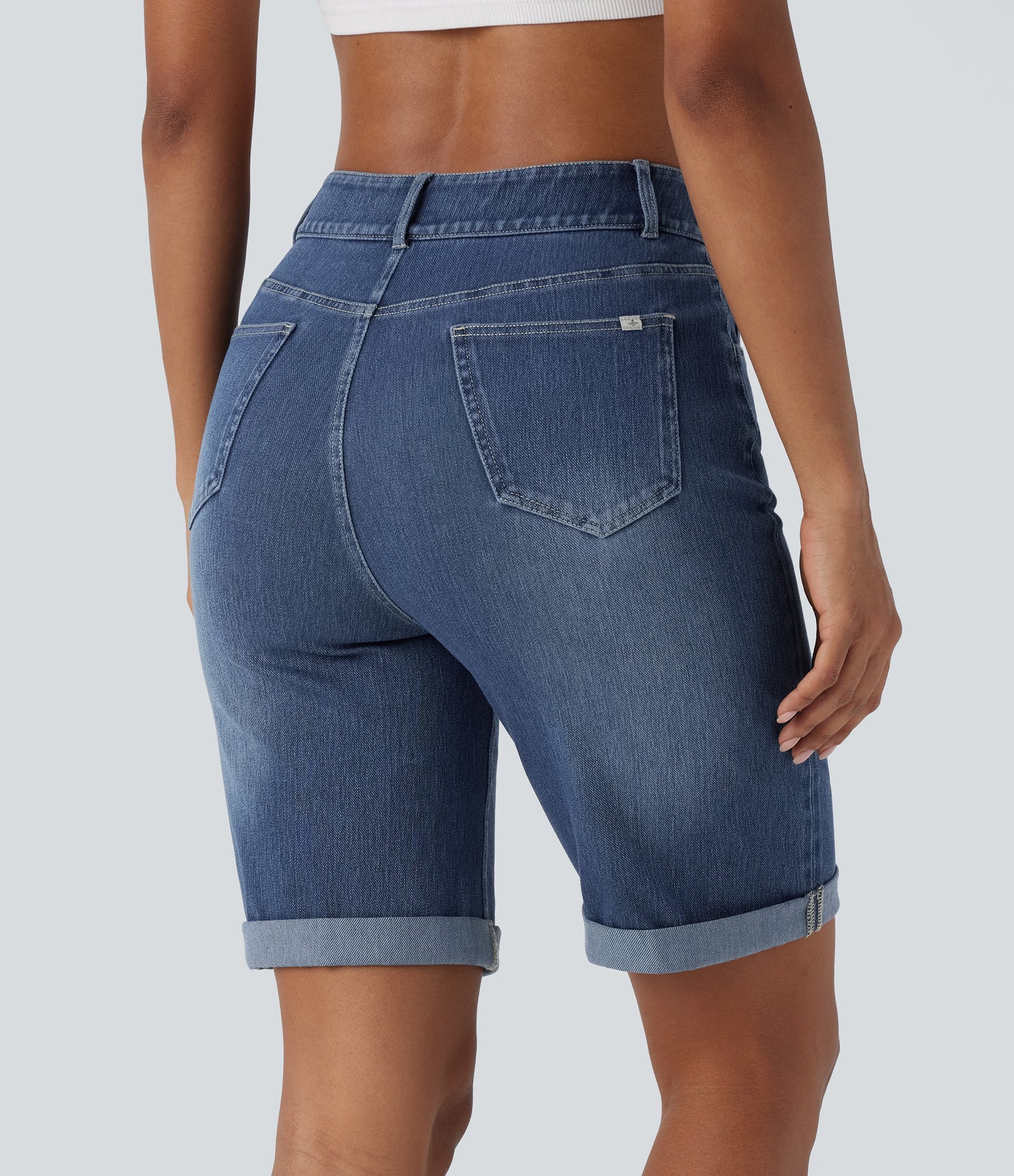 Lässige Bermuda-Shorts aus gewaschenem Denim mit hoch taillierten Taschen und gerolltem Saum