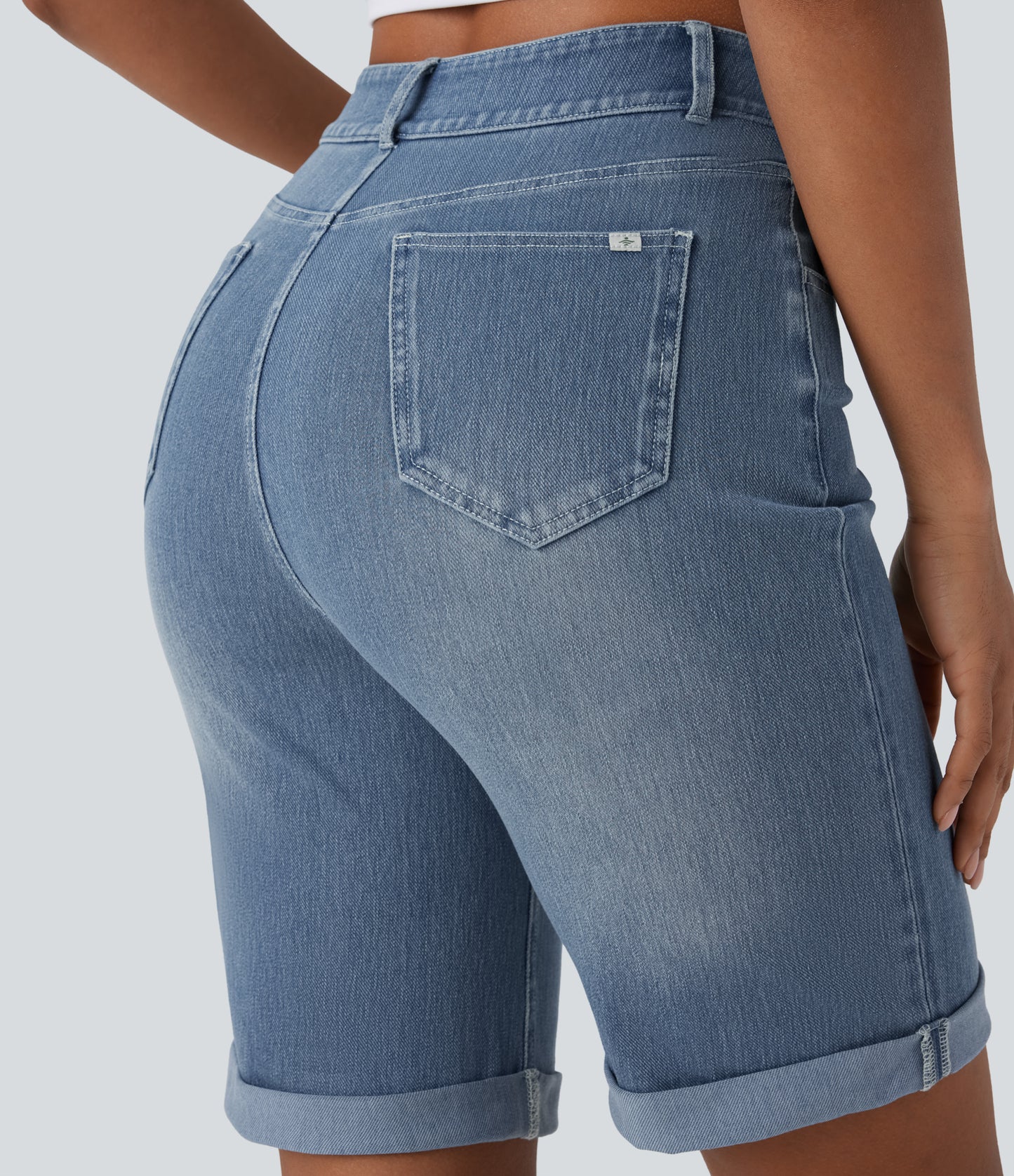 Lässige Bermuda-Shorts aus gewaschenem Denim mit hoch taillierten Taschen und gerolltem Saum
