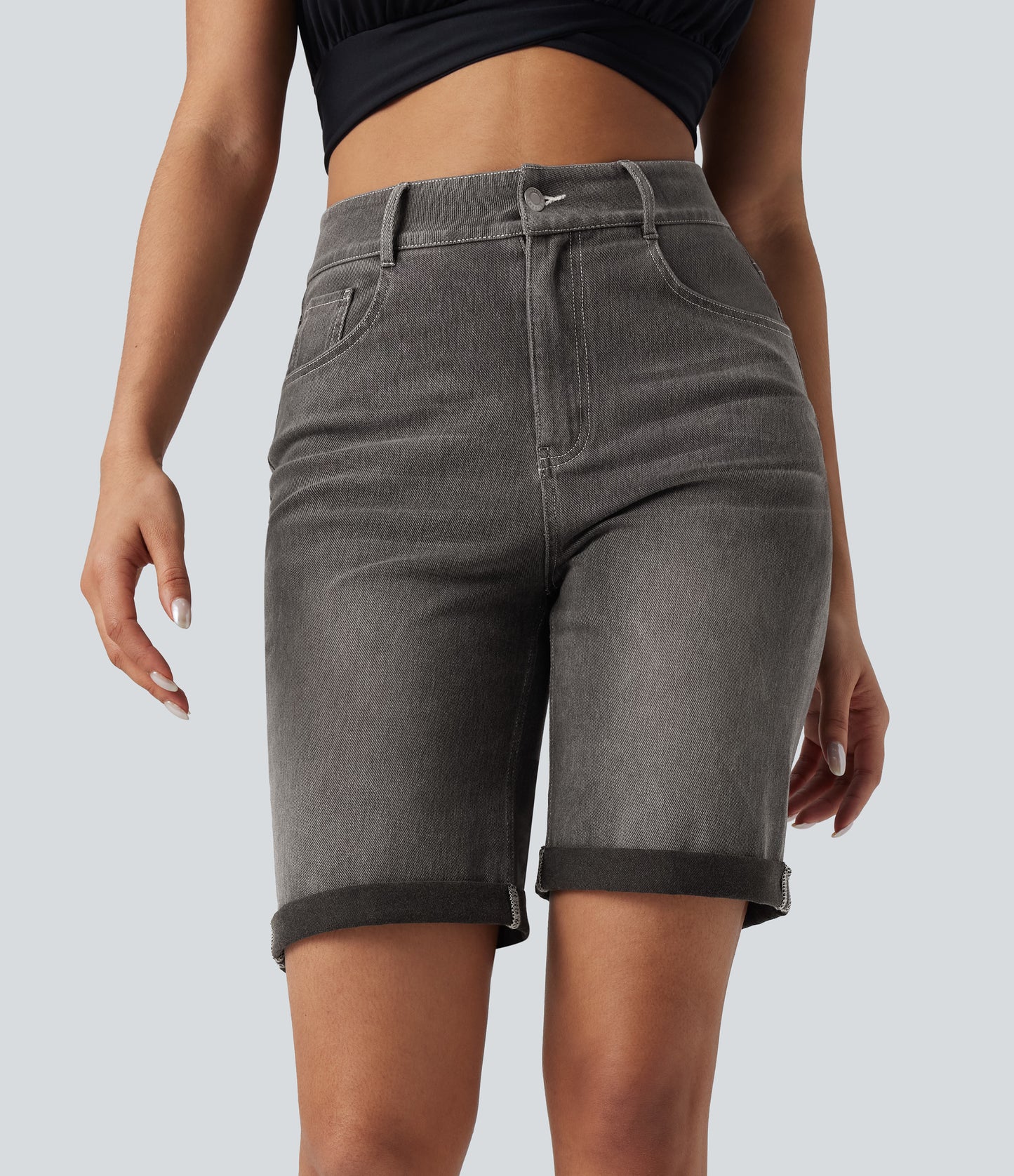 Lässige Bermuda-Shorts aus gewaschenem Denim mit hoch taillierten Taschen und gerolltem Saum
