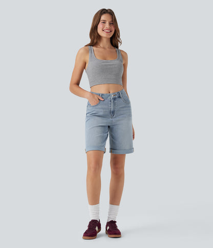 Lässige Bermuda-Shorts aus gewaschenem Denim mit hoch taillierten Taschen und gerolltem Saum