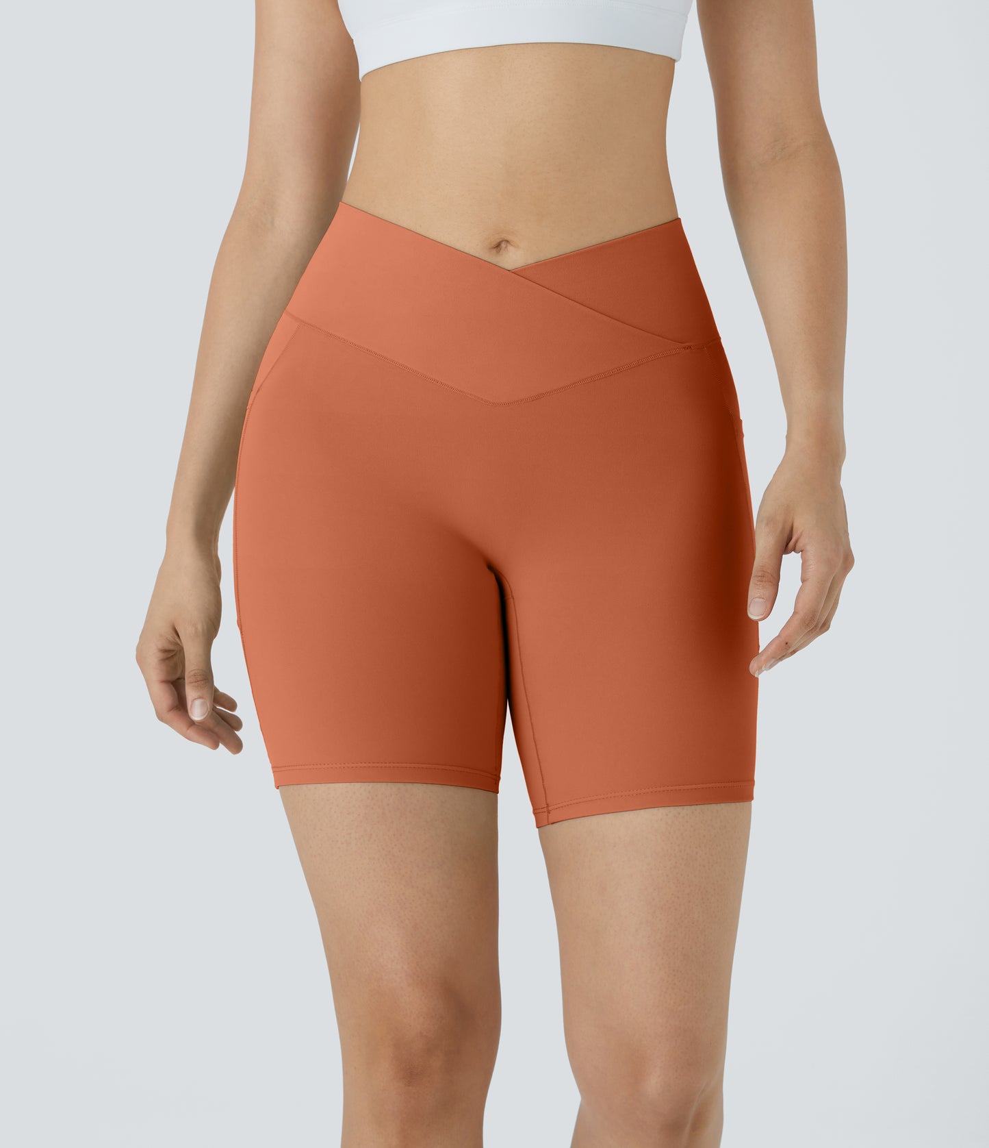 Høy midje, krysslommer i yoga-biker-shorts, 18 cm – UPF50+