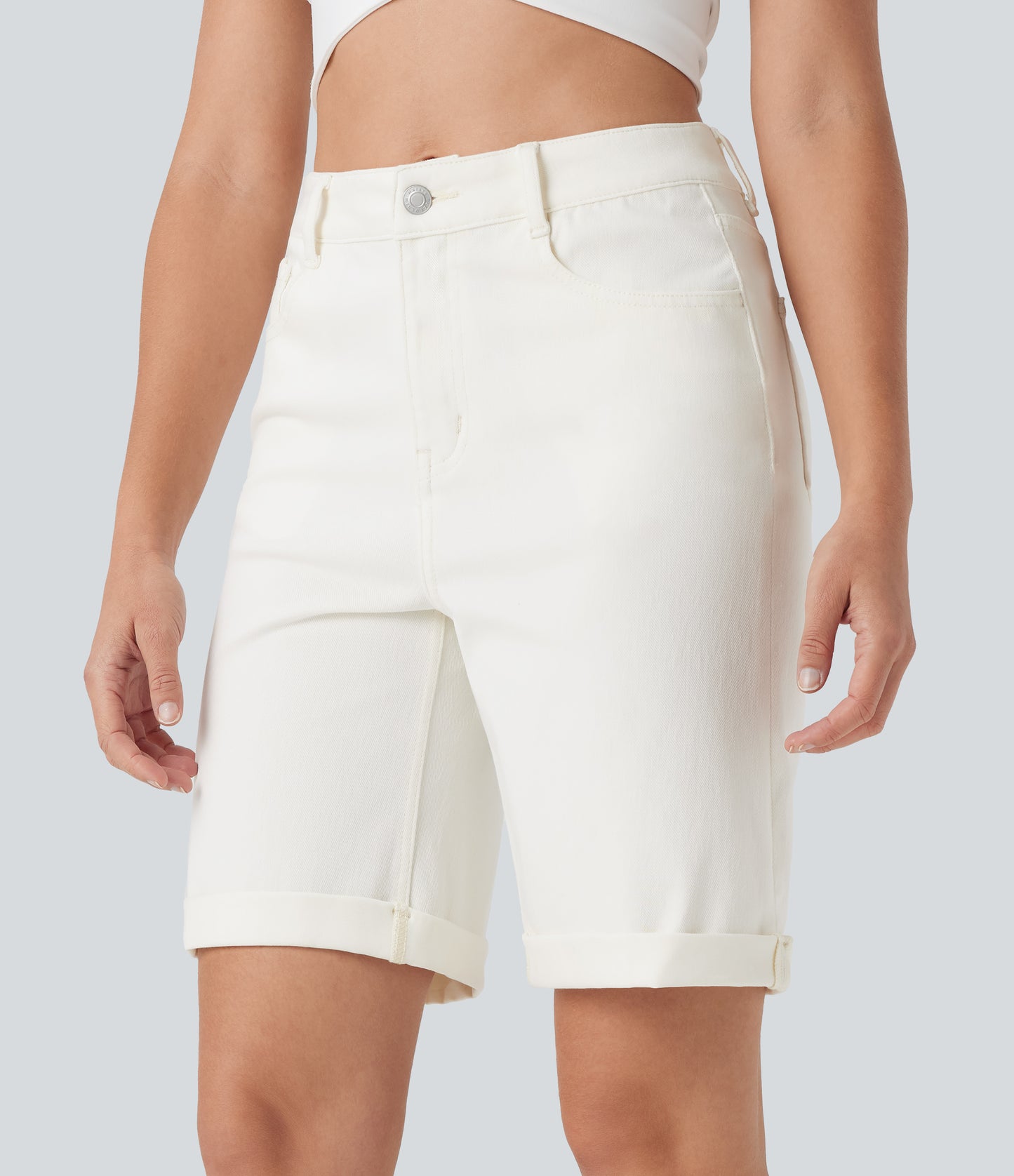 Lässige Bermuda-Shorts aus gewaschenem Denim mit hoch taillierten Taschen und gerolltem Saum