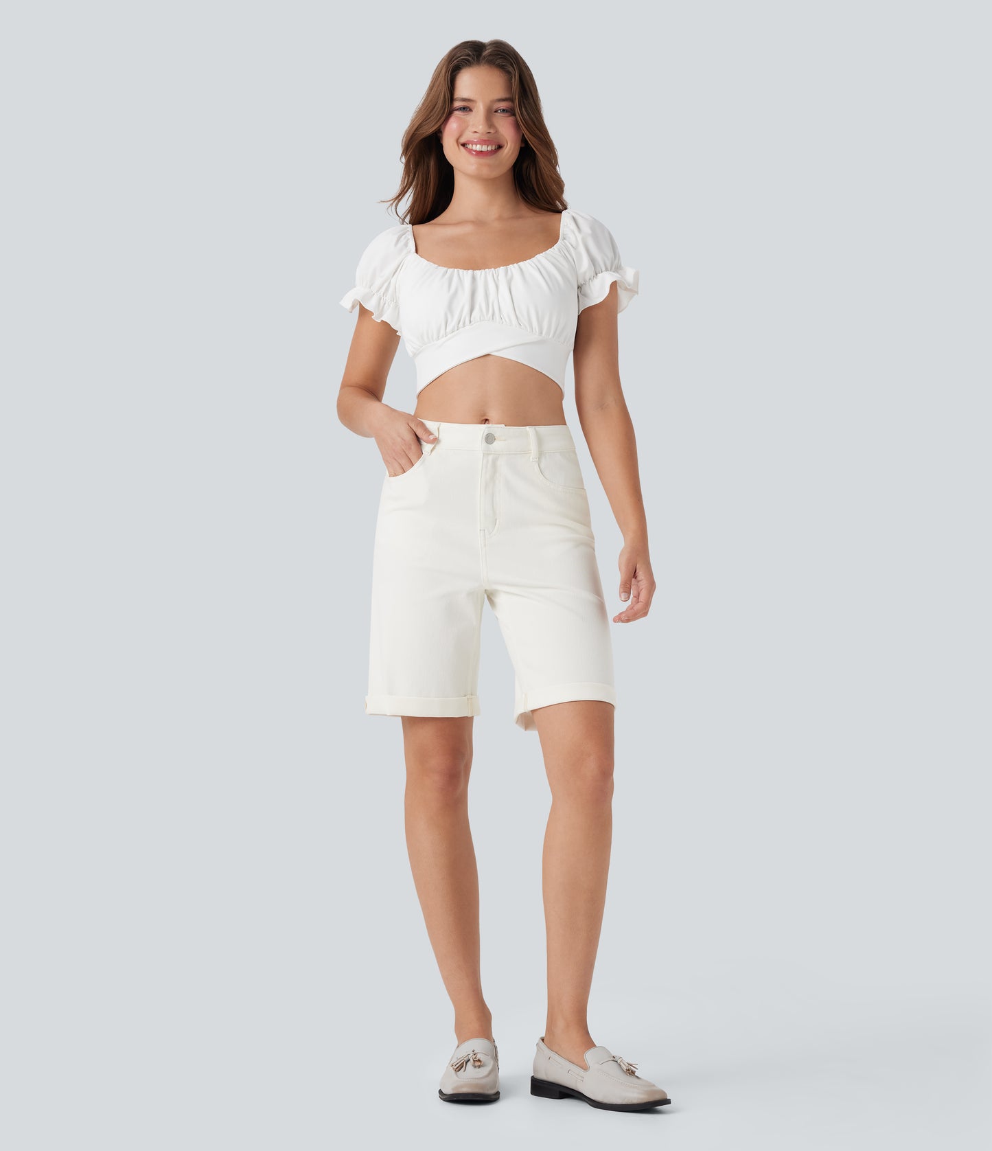 Lässige Bermuda-Shorts aus gewaschenem Denim mit hoch taillierten Taschen und gerolltem Saum