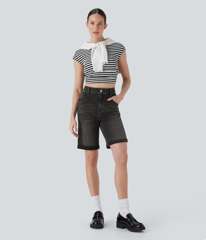 Lässige Bermuda-Shorts aus gewaschenem Denim mit hoch taillierten Taschen und gerolltem Saum