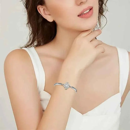 A Bracelet That Celebrates Your Unbreakable Friendship ❤️The Lucky Four-Leaf Clover Bracelet A symbol of luck, love, and the bond between best friends.