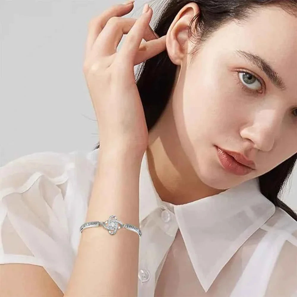 A Bracelet That Celebrates Your Unbreakable Friendship ❤️The Lucky Four-Leaf Clover Bracelet A symbol of luck, love, and the bond between best friends.